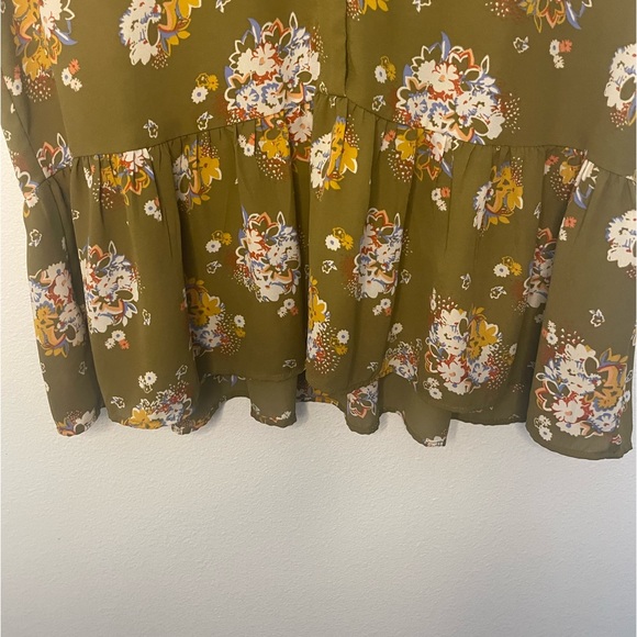 Women’s Loft Outlet Floral Print Green Short Sleeve Blouse Size Medium - Picture 5 of 11